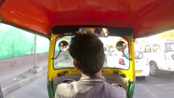 Fotografier Auto Rickshaw Bild Från Baksätet Som Går Genom Trafiken — Stockvideo