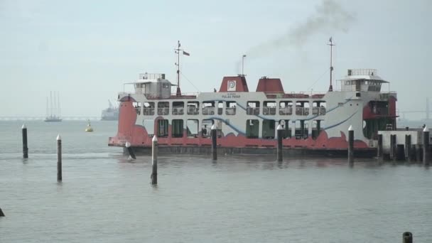 Penang Ferry Ist Eine Der Transportmöglichkeiten Zwischen Dem Festland Und — Stockvideo
