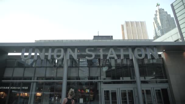 Umgekippte Union Station Mit Junger Frau Die Tasche Trägt Auf — Stockvideo