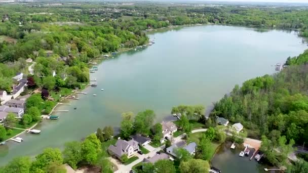 一个被美丽的房屋和茂密的林区环绕的内陆小湖景 — 图库视频影像