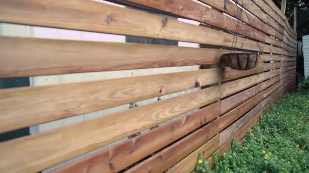 Sanfte Bewegung Über Einen Rustikalen Zurückeroberten Zaun — Stockvideo