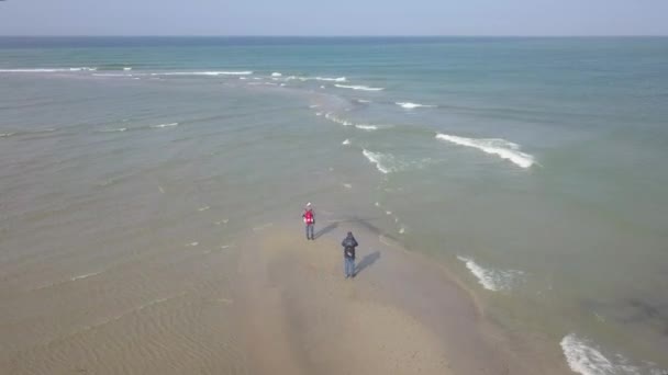 Drohne Überfliegt Zwei Personen Die Nördlichsten Ufer Von Grenen Dänemark — Stockvideo