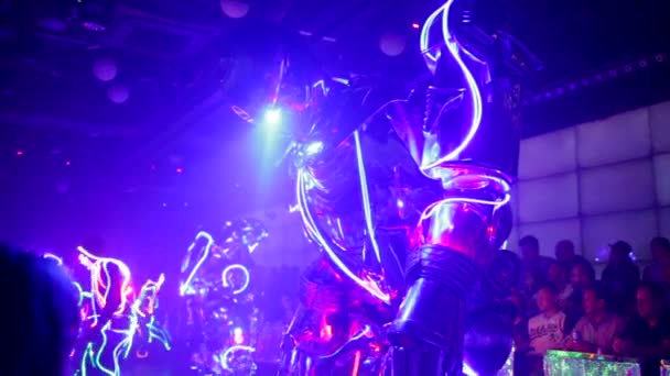 位于日本东京新宿Kabukicho区的机器人机器人醒来和照明现场未来机器人激光歌舞表演 — 图库视频影像