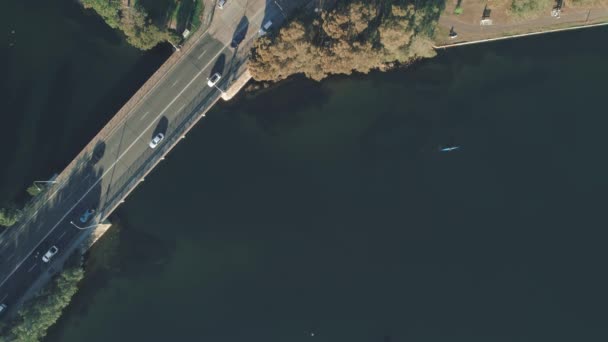 从上往下看过桥的车辆和湖上的皮划艇 — 图库视频影像