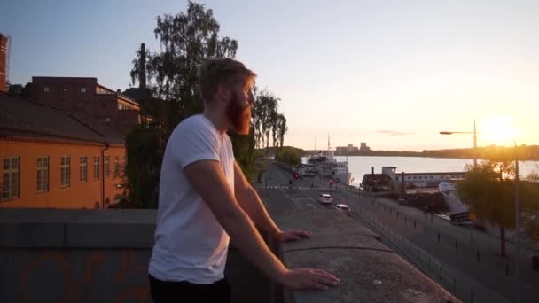 Laki Laki Nordik Berjenggot Penuh Menikmati Matahari Terbenam Stockholm Swedia — Stok Video
