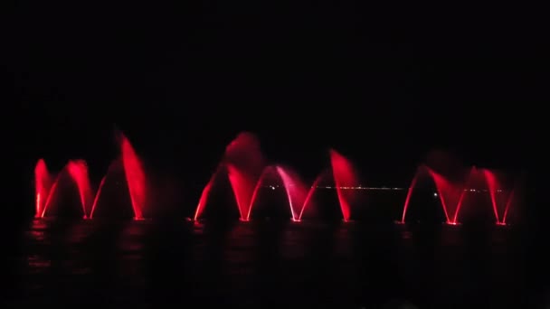 Een Prachtige Watershow Pompen Schieten Water Omhoog Lucht Verlichten Het — Stockvideo