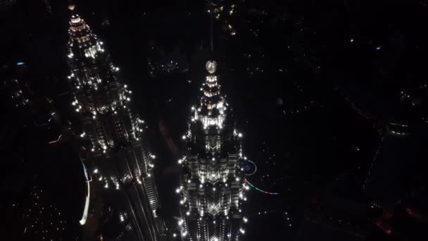 Luchtbeelden Boven Petronas Twin Towers Nachts — Stockvideo