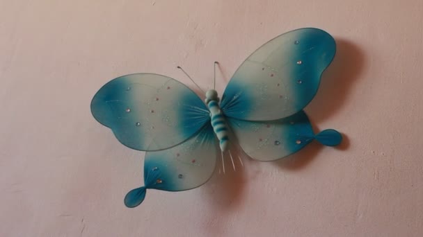 Mariposa Azul Decorativa Colgando Pared Blanca — Vídeo de stock