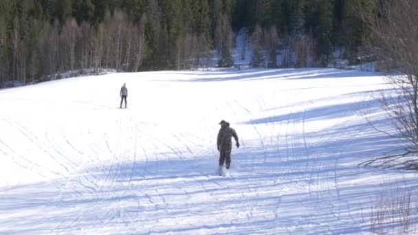 Uma Pessoa Esquiando Para Trás — Vídeo de Stock