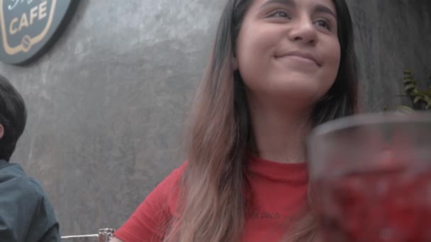 Kahve Dükkanında Gülümseyen Bir Kız Içkisi Bulanık Orta Boy — Stok video
