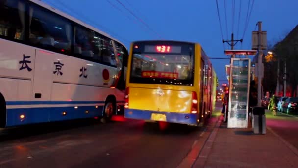 중국에서 버스를 내렸다 사람들 — 비디오