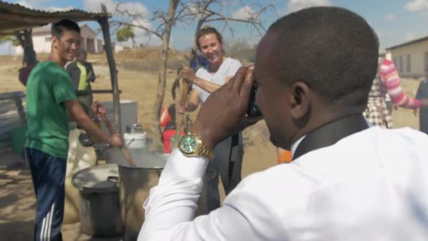 Hombre Africano Tomando Fotos Estadounidenses Agitando Una Olla — Vídeo de stock