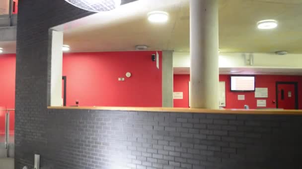 在一幢非常红的建筑物里 室内空中从一层到另一层的射击 — 图库视频影像