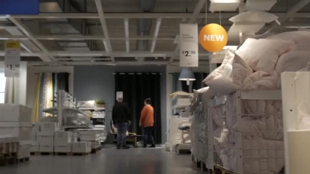 Ikea Yatak Bölümü Nde Seyahat Eden Bir Arabadan Düşük Pov — Stok video