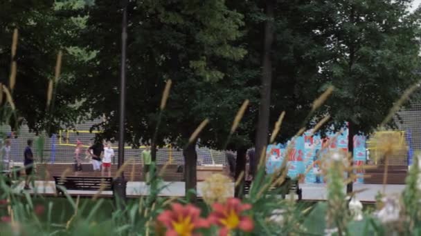 Grupo Jovens Jogando Basquete Parque Gorkogo Moscou Rússia — Vídeo de Stock