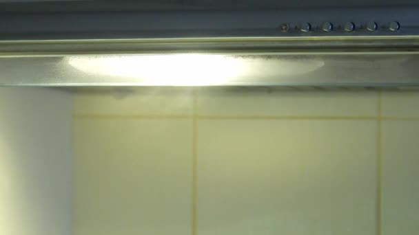 鍋と沸騰した水でキッチンで作業 — ストック動画