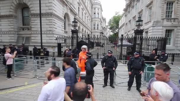 Två Transvestiter Diskuterar Med Polisvakter Utanför Downing Street Barrier Protestdagen — Stockvideo