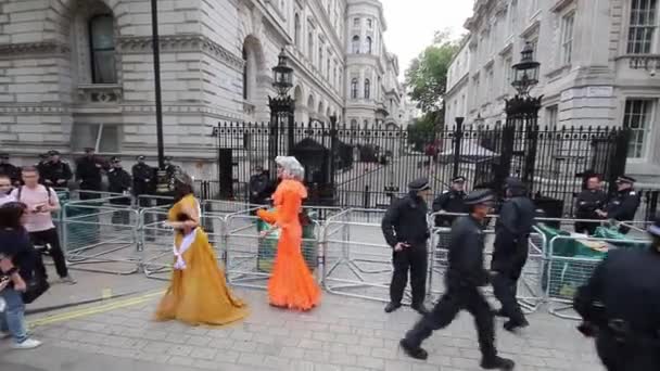Dos Travestis Discutiendo Con Guardias Policía Afuera Downing Street Barrier — Vídeo de stock