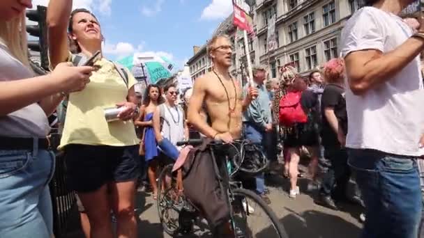 Multitud Activistas Protestando Contra Visita Del Presidente Trump Londres Escena — Vídeo de stock