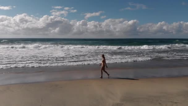 Vrouw Wandelen Langs Een Afgelegen Strand Alleen — Stockvideo