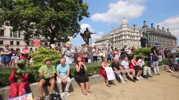 Multitud Activistas Protestando Contra Visita Del Presidente Trump Londres Escena — Vídeo de stock