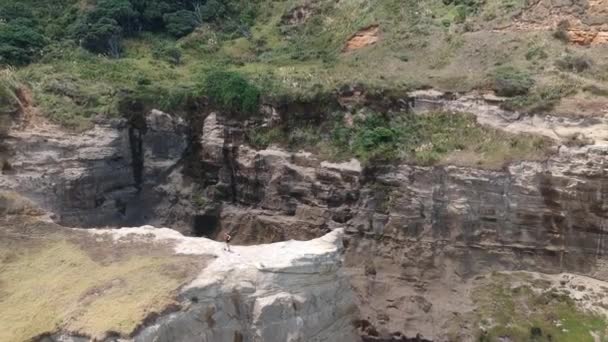 Drone Shot Girl Standing Insane Cliff Sunny Day — Vídeo de stock