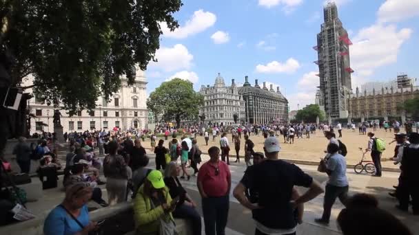 成群结队的积极分子抗议特朗普总统访问伦敦 演讲期间议会广场周围的场景 — 图库视频影像