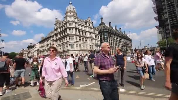 Een Menigte Activisten Protesteert Tegen Het Bezoek Van President Trump — Stockvideo