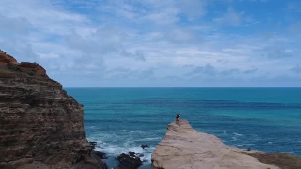 Drone Shot Girl Standing Insane Cliff Sunny Day — Stock Video