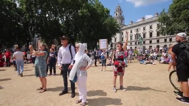 Multitud Activistas Protestando Contra Visita Del Presidente Trump Londres Escena — Vídeo de stock