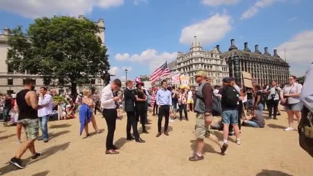 Başkan Trump Londra Ziyaretini Protesto Eden Bir Grup Aktivist Konuşmalar — Stok video