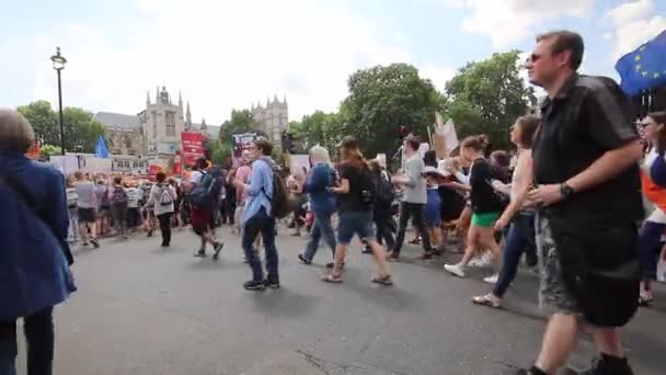 Multitud Activistas Protestando Contra Visita Del Presidente Trump Londres Escena — Vídeo de stock