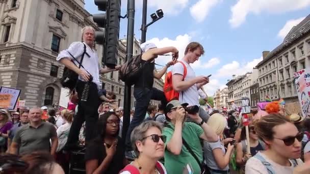 トランプ大統領のロンドン訪問に抗議する活動家の群衆 スピーチ中に議会広場の周りのシーン — ストック動画