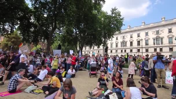 Multitud Activistas Protestando Contra Visita Del Presidente Trump Londres Escena — Vídeo de stock