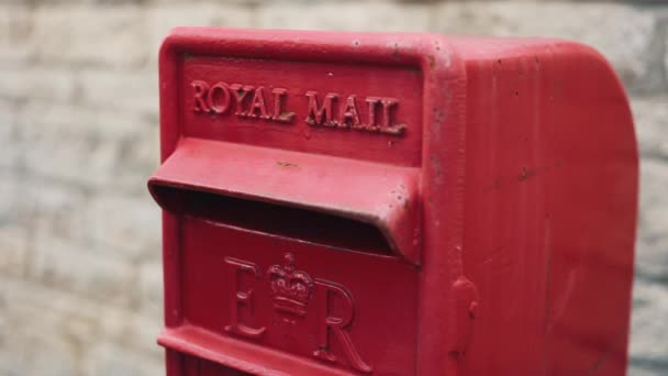 Zamieszczenie Listu Royal Mail Post Box — Wideo stockowe