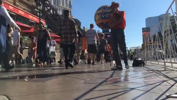 ラスベガスストリップの時間帯ストリップを上下に歩く人々のラップ — ストック動画