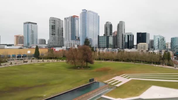 Droneopptak Bellevue Sentrum Med Park – stockvideo