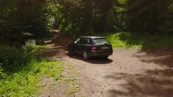 Auto Fährt Auf Unbefestigtem Schotterweg Den Wald Beifahrer Winkt Poprad — Stockvideo