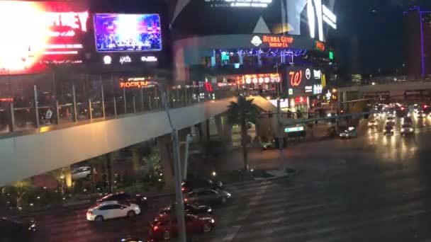 Las Vegas Strip Time Lapso Tiempo Personas Cruzando Puente Tráfico — Vídeos de Stock