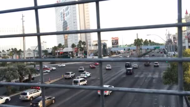 Las Vegas Strip Time Lapse Смотря Вниз Движение Через Клетку — стоковое видео