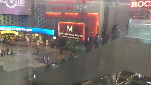 Las Vegas Strip Time Lapse People Going Eskalators — Stock video