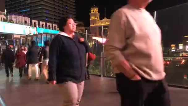 拉斯维加斯脱衣舞时间 人们在夜晚漫步于脱衣舞道 — 图库视频影像