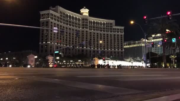 Las Vegas Bulvarı Nda Arka Planda Bellagio Kumarhanesi Ile Yaya — Stok video