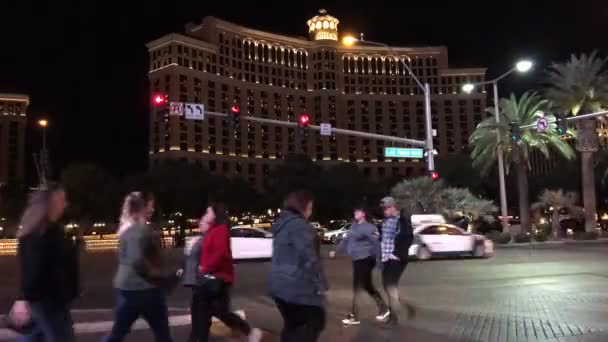 Las Vegas Strip Time Nedgång Trafiken Med Bellagio Casino Bakgrunden — Stockvideo