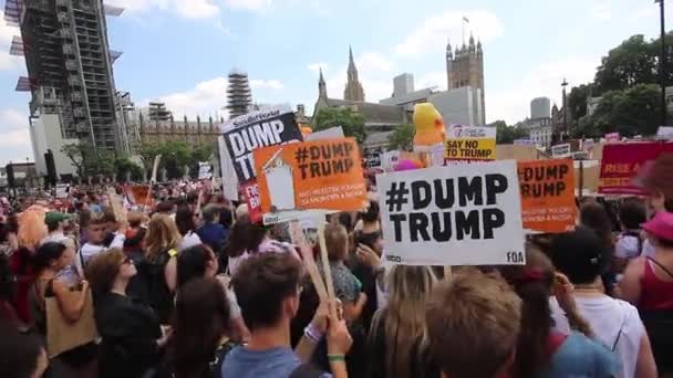 Drukte Van Activisten Parliament Square Londen Protesterend Tegen Het Bezoek — Stockvideo