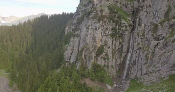 Cachoeira Penhasco Alto Alpes Suíços — Vídeo de Stock