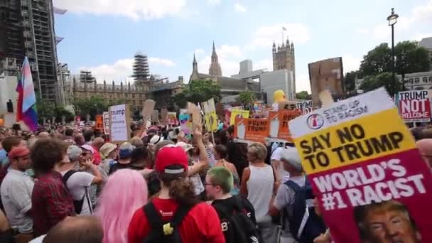 在伦敦议会广场抗议特朗普总统访问英国的活动人群 — 图库视频影像