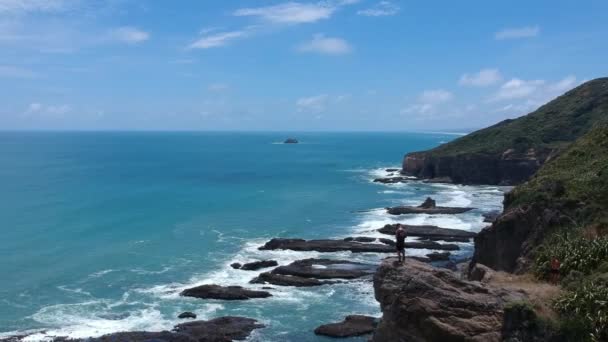 Drone Shot Gars Debout Sur Une Falaise Folle Par Une — Video