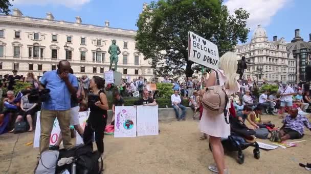 Πλήθη Ακτιβιστών Στην Πλατεία Του Κοινοβουλίου Στο Λονδίνο Διαμαρτύρονται Κατά — Αρχείο Βίντεο