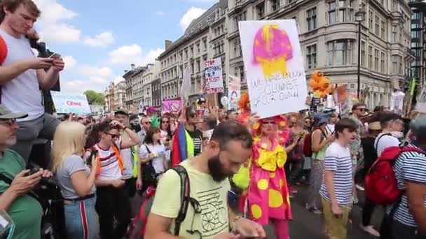 Натовпи Активістів Парламентській Площі Лондоні Протестуючи Проти Візиту Президента Трампа — стокове відео